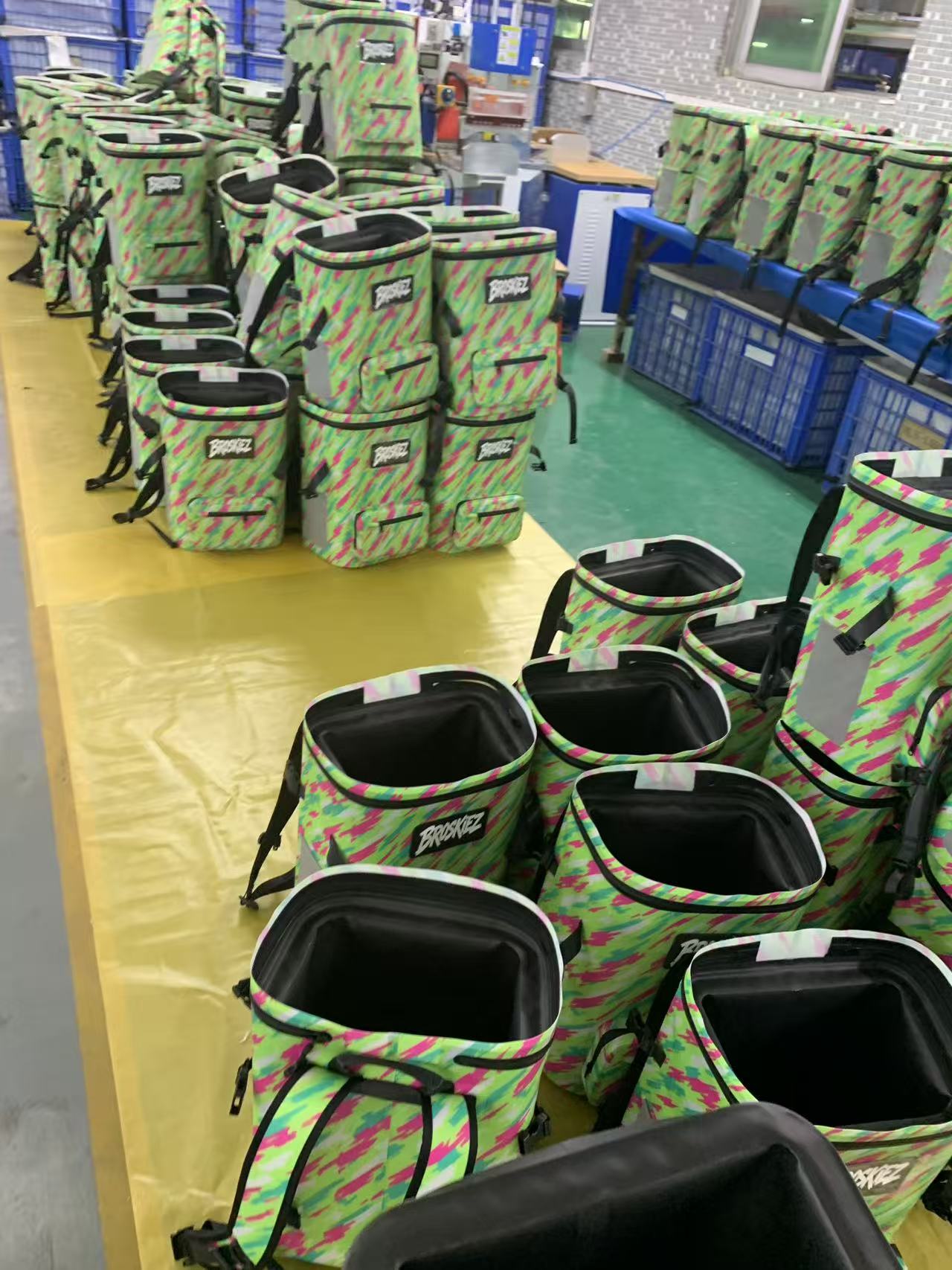 Yifulong Outdoor commence la production en série d'une commande de sac à dos isotherme souple personnalisé pour une marque étrangère