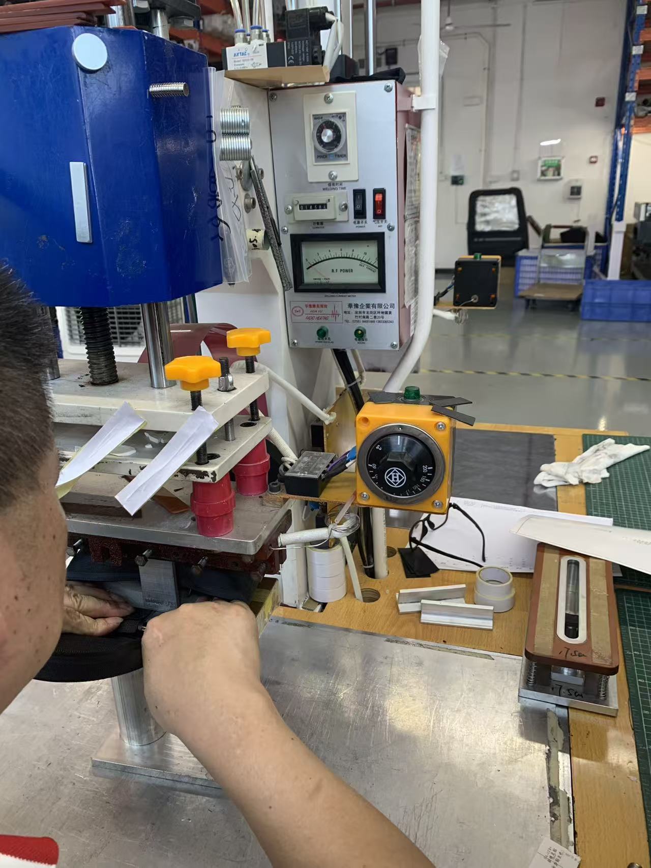 À l’intérieur de l’usine : comment nous soudons, cousons et testons les sacs isothermes